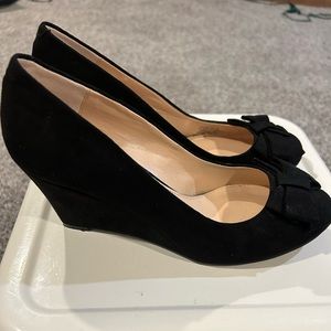 Jessica Simpson Size 7.5 Black suede wedge heels